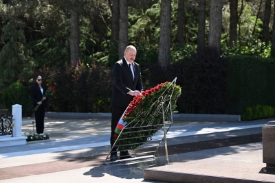 Ильхам Алиев и первая леди Мехрибан Алиева посетили могилу великого лидера Гейдара Алиева в Аллее почетного захоронения