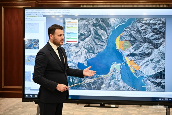 Emin Agalarov presents Sea Breeze Uzbekistan project to President