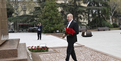 Ilham Aliyev visits statue of Great Leader Heydar Aliyev in Ganja