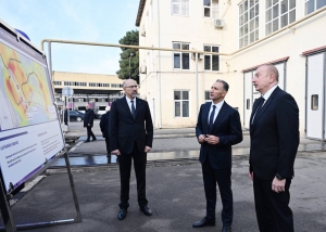 İlham Əliyev Bakıda komplektləşdirilən yeni nəsil metro qatarları ilə tanış olub