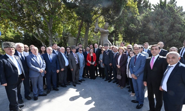 Ilham Aliyev attended the unveiling of Ashig Alasgar&#039;s monument in Baku