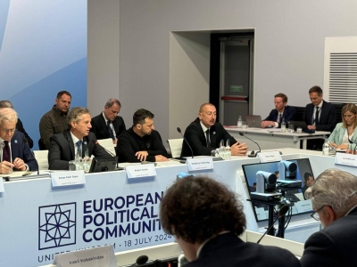Ильхам Алиев в рамках 4-го Саммита Европейского политического сообщества участвует в круглом столе на тему «Энергетика и связь»