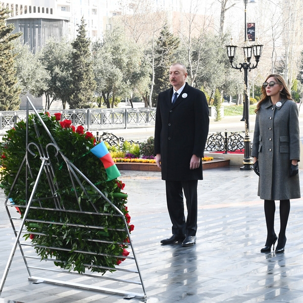 Президент и первая леди почтили память жертв Ходжалинской трагедии