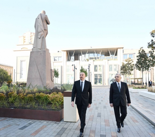 İlham Əliyev Bakı Dəmiryol Vağzalının və metronun “28 May” stansiyasının qarşısında aparılmış abadlıq və yenidənqurma işlərindən sonra yaradılan şəraitlə tanış olub