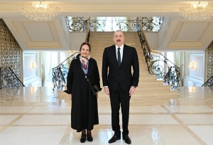 İlham Əliyev Şəfiqə Məmmədovaya “İstiqlal” ordenini təqdim edib