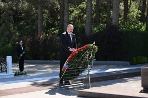 Ilham Aliyev and First Lady Mehriban Aliyeva visited tomb of National Leader Heydar Aliyev in Alley of Honors