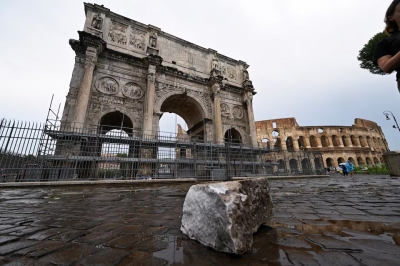 Ancient Roman Arch of Constantine damaged by lightning