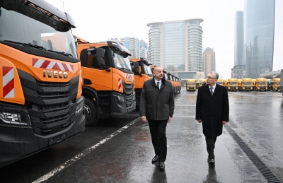 Ilham Aliyev reviewed a range of specialized vehicles designated for municipal services in Baku