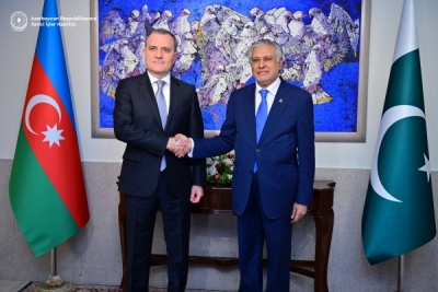Министр иностранных дел Азербайджана Джейхун Байрамов провел встречу с вице-премьером и главой МИД Пакистана Мухаммедом Исхаком Даром