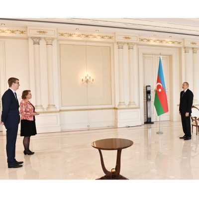 Ильхам Алиев принял верительные грамоты новоназначенного посла Нидерландов в Азербайджане