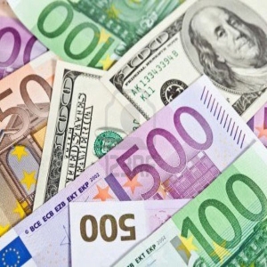 Манат стабилизировался по отношению к евро и рублю