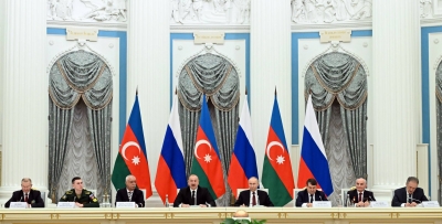 Azerbaijani and Russian Presidents meet with railway veterans and workers